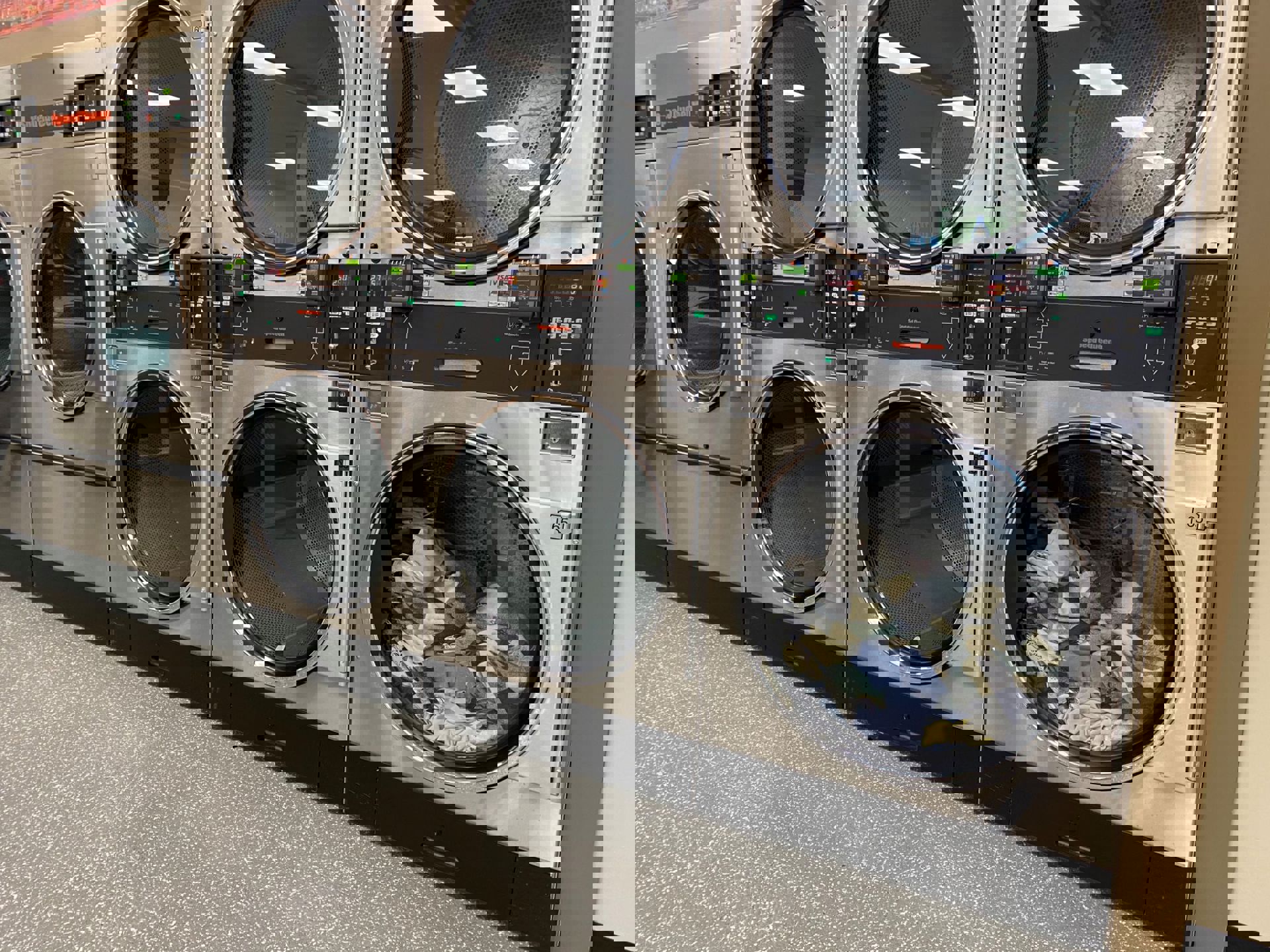 Coin & Card Operated Self Service Laundromat In Nashville